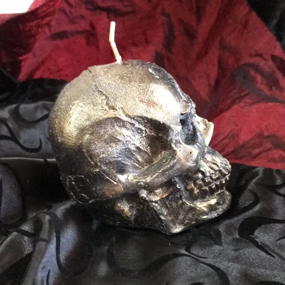 Skull candle grey wax with a gold leaf finish. Goth decor Halloween candle skull - Picture 4 of 7